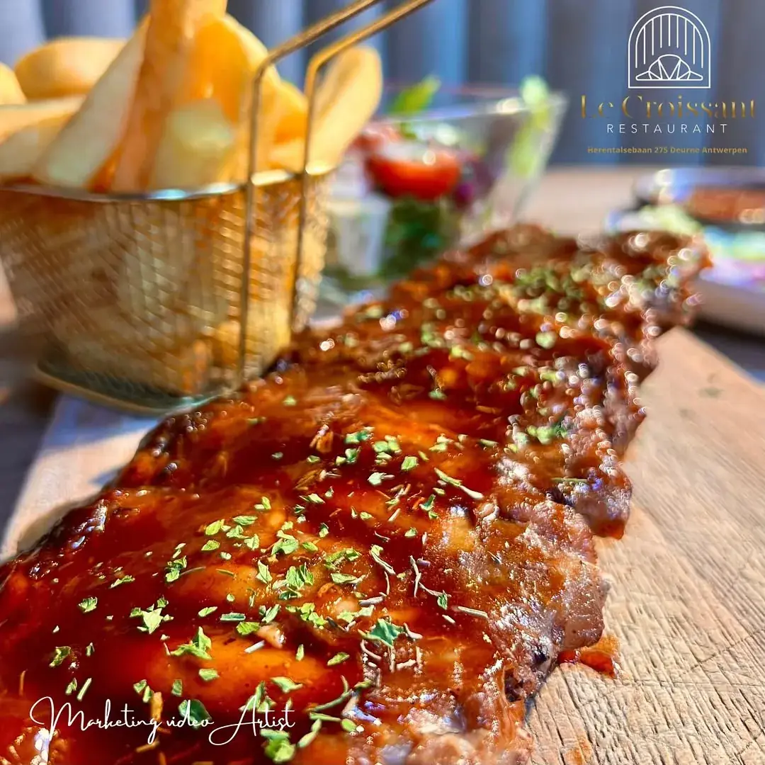 Spare ribs met een gouden frietmandje